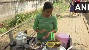 படிச்சேன்! வேலை கிடைக்கல! டீக்கடை ராணியா மாறிட்டேன்! அசத்திய பட்டதாரி பெண். 