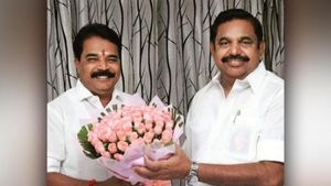 விடாமல் பிடித்து கொண்டிருந்த மா.செ. பதவி- திடீரென இளங்கோவனுக்கு தாரைவாத்த எடப்பாடி பழனிசாமி! 