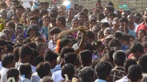 தேடி வந்து துடைப்பத்தில் அடிவாங்கிய மக்கள்! ஓசூர் அருகே வினோதம் - 382 வருசமா இப்டிதான் நடக்குதாம் 