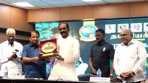 பாரதிதாசனின் கருத்து ஆசான் பெரியார்... இந்தி தேசிய மொழியா? - நடிகர் அஜய் தேவ்கனுக்கு வைரமுத்து பதிலடி 