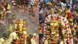 அதிர்வேட்டு முழங்க அழகர்கோவிலுக்கு சென்ற கள்ளழகர்... லட்சக்கணக்கான மக்கள் மலர்தூவி பிரியாவிடை 