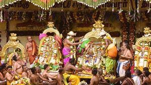 சித்ரா பவுர்ணமியில் வைகையில் எழுந்தருளும் கள்ளழகர்..16ல் மதுரை மாவட்டத்திற்கு உள்ளூர் விடுமுறை 