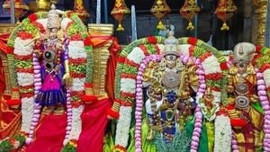 சித்திரை திருவிழா: பட்டத்தரசி மதுரை மீனாட்சிக்கு பட்டாபிஷேகம் - செங்கோல் ஏந்திய அழகை பார்க்க வாங்க 