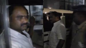 அரசு அதிகாரிபோல் போலி கையெழுத்து - கரூர் அருகே அதிமுக நகர செயலாளரை கைது செய்த காவல்துறை 