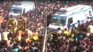 அழகர் ஆற்றில் இறங்கிய போது ஆம்புலன்ஸ் வந்ததா? மக்கள் வழிவிட்டனரா?.. தீயாய் பரவும் பழைய வீடியோ 