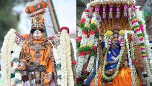 தங்கப்பல்லக்கில் மதுரைக்கு வந்து பூப்பல்லக்கில் திரும்பிய கள்ளழகரை வழியனுப்பிய பக்தர்கள் 