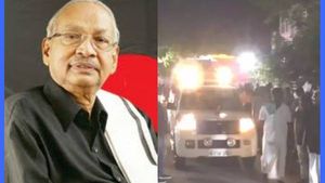  கி.வீரமணி எதிரே டக்கென வந்த மாரியம்மா.. திரண்ட கூட்டம்.. வேனுக்குள்ளேயே 10 நிமிஷம்.. இதுதான் மாண்பு