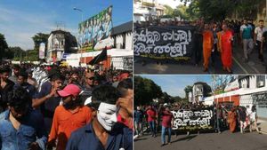 இலங்கையில் உச்சகட்ட பதற்றம்- மகிந்த ராஜபக்சே வீடு முன் 3,000 மாணவர்கள் முற்றுகைப் போராட்டம்! 