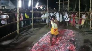 நன்னிலம் கோவில் பூக்குழி திருவிழா... கரகத்தோடு தீயில் விழுந்த பக்தர் - 2 பேர் படுகாயம் 
