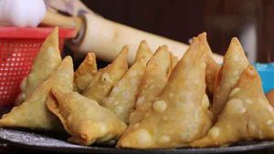 30 வருட பாரம்பரியம்.. கழிவறையில் தயாரிக்கப்பட்ட சமோசா! எலி ஷவர்மா.. அதிர்ச்சியில் உறைந்த கஸ்டமர்கள்! 