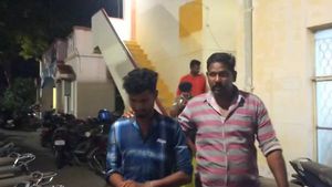 வடிவேல் பட பாணியில் புல்லட்டுடன் எஸ்ஸான ஜோடி நினைவிருக்கா? பெங்களூரிலும் கைவரிசை.. இப்போ கைது! 