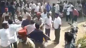 புது டென்சன்! கம்பு, கற்களால் அடித்துக்கொண்ட என்.ஆர்.காங். - பாஜக ஆதரவு சுயேட்சை எம்எல்ஏ ஆதரவாளர்கள் 