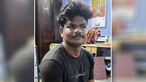 ஷாக்! 11ஆம் வகுப்பு மாணவிக்கு திடீர் பிரசவம்.. காரணமான “மைக்செட் மணிமாறன்”.. கொத்தாக அள்ளிய போலீஸ்.! 