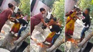 கஞ்சாவுக்கு அடிமையான 15 வயது மகன்.. கட்டி வைத்து முகத்தில் மிளகாய் பொடி தேய்த்து தாய் வினோத தண்டனை 