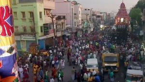 தேரோடும் எங்க சீரான மதுரையில... மாசி வீதியில் குவிந்த லட்சக்கணக்கான பக்தர்கள் 