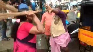 அத்துமீற முயன்ற ஆட்டோ டிரைவர்! சிங்கப் பெண் செய்த ”தரமான சம்பவம்” நடுரோட்டில் ”துடைப்பத்தால் பூஜை” 