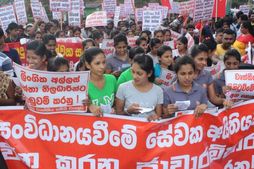 இலங்கை: ராஜபக்சேக்கள் அரசுக்கு எதிராக 1,000 தொழிற்சங்கங்கள் இன்று ஸ்டிரைக்- 3 வது வாரமாக  கிளர்ச்சி! 
