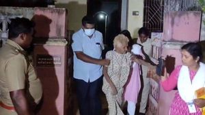 கைவிட்ட மகன்கள்..! வீட்டுச்சிறையில் அடைக்கப்பட்ட மூதாட்டி! மண்ணை உண்டு வாழ்ந்த கண்ணீர் காட்சிகள் 
