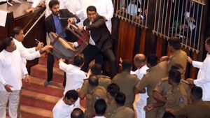 உச்சக்கட்ட குழப்பம்! இன்று கூடிய இலங்கை நாடாளுமன்றம்! துணை சபாநாயகர் ராஜினாமா! தப்புமா ராஜபக்ச அரசு?