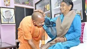 அம்மா என்றழைக்காத..5 ஆண்டுகளுக்குப் பிறகு தாயை சந்தித்த யோகி.. காலில் விழுந்து ஆசி பெற்று நெகிழ்ச்சி 
