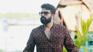 இறுக்கி அணைச்சு ஒரு உம்மா தருமோ! சர்ச்சையில் சிக்கிய பிரபல நடிகர்! ‘அம்மா’வில் இருந்து விலகல்! 