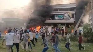  அம்பேத்கர் பெயர் வைக்க எதிர்ப்பு.. பற்றி எரியும் ஆந்திர மாவட்டம்.. அமைச்சர் காருக்கு தீ வைப்பு!