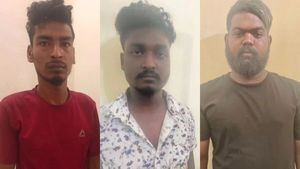 அதிர்ச்சி.. அட்வைஸ் செய்த போலீஸ்காரர் மீது விழுந்த வாள், அரிவாள் வெட்டு.. தமிழகத்தில்தான்! 