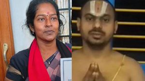 நைட்டியுடன் மஞ்சுளா.. கோயிலுக்குள் வந்த திமுக பெண் கவுன்சிலர்.. பதறிய அர்ச்சகர்.. மாலையே பணிநீக்கம்!