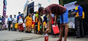 பெட்ரோல், டீசல் இருந்தால்தானே எங்கள் வீட்டை எரிப்பீங்க.. விற்பனைக்கே தடை விதித்த இலங்கை 