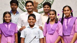எனக்கு ஒரு சத்தியம் செய்யுங்களேன்! ஆங்கிலத்தில் பேசிய மாணவன்! ஆந்திர முதல்வரிடம்  கேட்டது என்ன? 