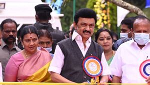 உதகை மலர் கண்காட்சி...முதல்வர் ஸ்டாலின் தொடங்கி வைத்தார் - உள்ளூர் விடுமுறை அறிவிப்பு 