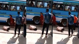 தூக்கி போட்டு ஒரே மிதி! பஸ்ஸுக்குள் பின்னாலிருந்து உரசல்! குடிகார குப்பனை புரட்டியெடுத்த சிங்கப்பெண் 