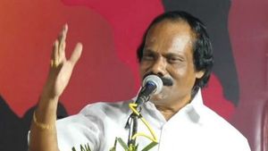 அன்று செருப்பை தலையில் வைத்தவர்கள்.. இன்று மேயராக்கப்பட்டுள்ளனர்.. லியோனி சர்ச்சை பேச்சு 