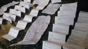 அம்மடியோவ்..ஒரு கிலோ பிட் பேப்பர்களா? தலைசுற்றிப் போன அதிகாரிகள்! கண்காணிப்பாளர்கள் நிலைமை தெரியுமா?