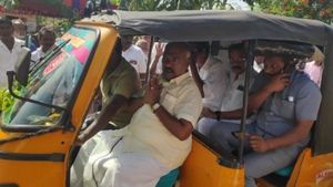 கார் போக முடியாதா? உடனே ஆட்டோவில் ஏறிய அமைச்சர் மஸ்தான் - ஆனா.. “உட்கார்ந்த இடம்” அங்கதான் சிக்கலே! 