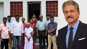 அள்ளித்தந்த வேலுமணி.. இட்லி பாட்டிக்கு வீடு கட்டித்தந்த ஆனந்த் மஹிந்திரா! அன்னையர் தினத்தில் அசத்தல் 