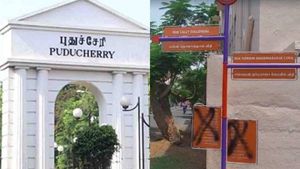 புதுவையில் காவி நிறத்தில் பெயர்ப்பலகை.. கருப்பு வண்ணம் பூசி அழித்த மர்ம நபர்களால் பரபரப்பு 
