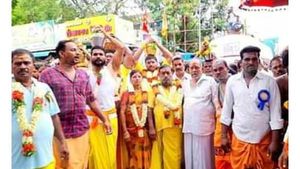 மணப்பாறை வேப்பிலை மாரியம்மனுக்கு பால்குடம்... வேகமாக வந்த ஆம்புலன்ஸ் - வழிவிட்ட பக்தர்கள் 