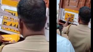 ஒரே நம்பரில் இத்தனை லாரியா? உரிக்க உரிக்க ’ஸ்டிக்கர்’ மேல் ‘ஸ்டிக்கர்’! திணறிப் போன தஞ்சை போலீஸ்..! 