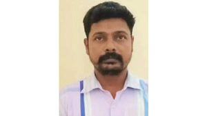 அது என்ன கருப்பா? குளியறைக்குள் அலறிய இளம்பெண்! தொக்காக சிக்கிய இளைஞர்! உறைந்த போன மக்கள்..! 