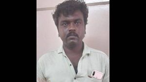 திருச்சி: மாணவிகள் முன்பு நிர்வாணமாக நின்ற இந்து மக்கள் கட்சி மாவட்ட பொதுச்செயலாளர் ராஜ்குமார் கைது 