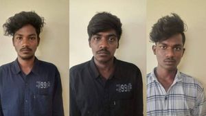 சிசிடிவி கேமராக்களை உடைத்த இளைஞர்கள்! மண்ட மேல இருந்த கொண்டையை மறந்துட்டாங்க!தட்டித் தூக்கிய போலீஸ் 