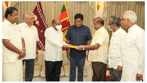 இலங்கையில் கோத்தபாய ராஜபக்சே, மகிந்த ராஜபக்சேவுக்கு எதிரான நம்பிக்கை இல்லா தீர்மானங்கள்! 