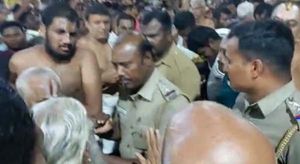 நாங்கதான் பாடுவோம்.. வெளியே போயா! மாறி மாறி மோதிய வடகலை தென்கலை! மூச்சு விட முடியல.. திணறிய போலீஸ் 