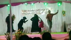 புர்கா அணிந்து கொண்டு டான்ஸ் ஆடுவது தவறு.. கர்நாடக முஸ்லீம் அமைப்புகள் எதிர்ப்பால் பணிந்த விழா குழு 
