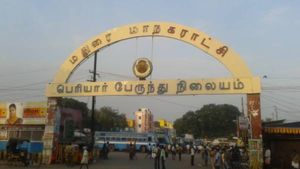 கடவுளே.. ஸ்கூல் மாணவிகளா இப்படி.. அதுவும் பஸ் ஸ்டான்டில் போய்.. மதுரையில் நடந்த பரபரப்பு சம்பவம்! 