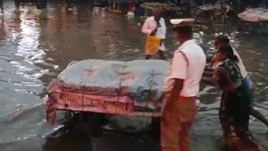 அரைமணி நேர ஆலங்கட்டி மழை... வெள்ளக்காடான ஓசூர்! முழங்கால் வரை தேங்கிய மழை நீரால் தத்தளித்த மக்கள் 