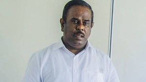 இலங்கை ஷாக்: பொதுமக்கள் தாக்குதலுக்கு அஞ்சி ராஜபக்சே ஆதரவு எம்.பி அமரகீர்த்தி அத்துகோரள தற்கொலை? 