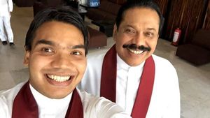 அப்பா ரொம்ப சேஃப்.. வெளிநாடு தப்பியோட மாட்டோம்.. மகிந்த மகன் நமல் ராஜபக்சே தடாலடி! 