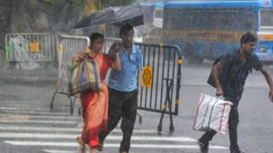அசானி புயலால் ஊட்டியாக மாறிய பெங்களூர்! ஜில் வானிலையால் மகிழ்ந்த மக்கள்! 22 வருடத்தில் இல்லாத குளிர் 